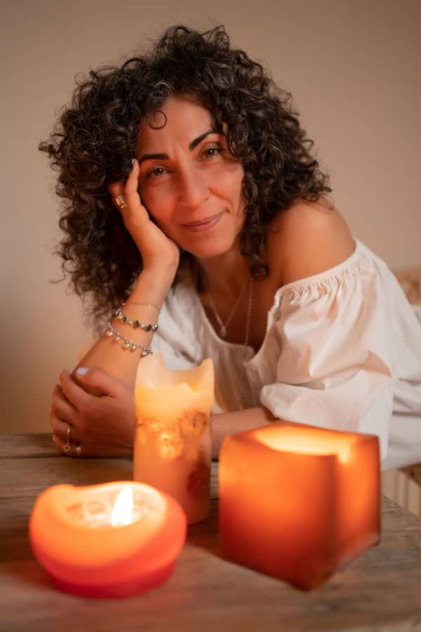 Carlotta Cortesi con candele arancioni