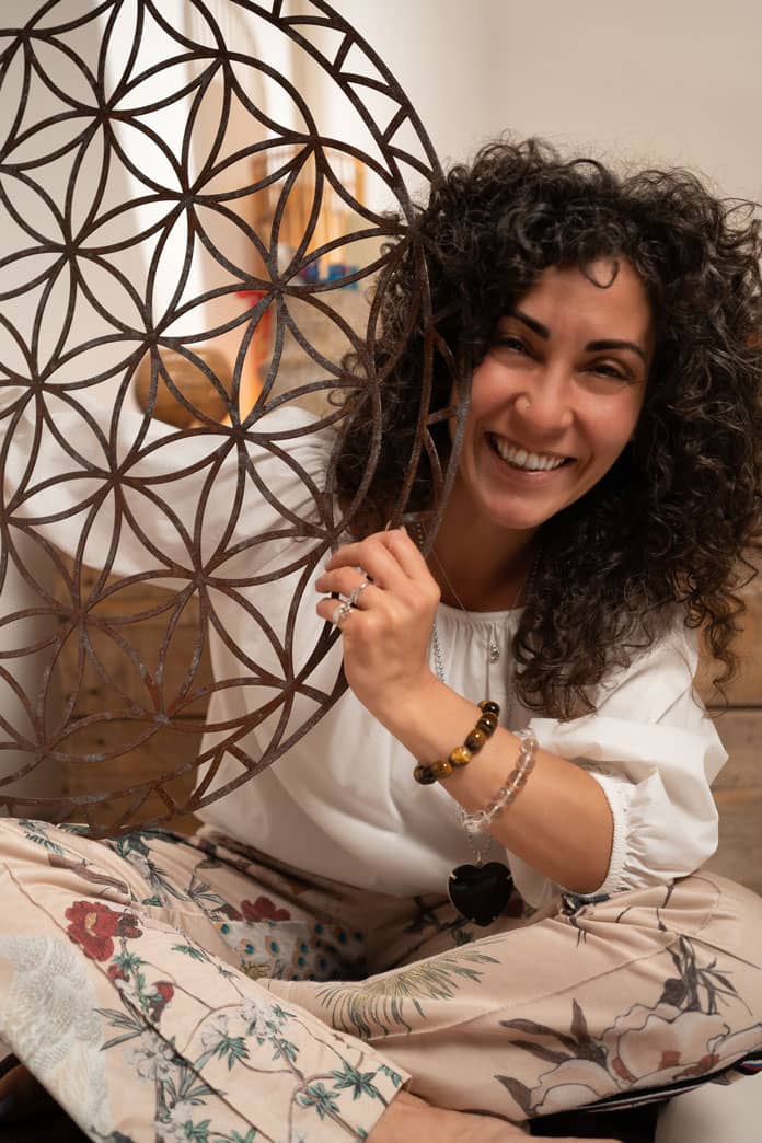 Carlotta Cortesi con un mandala per la meditazione